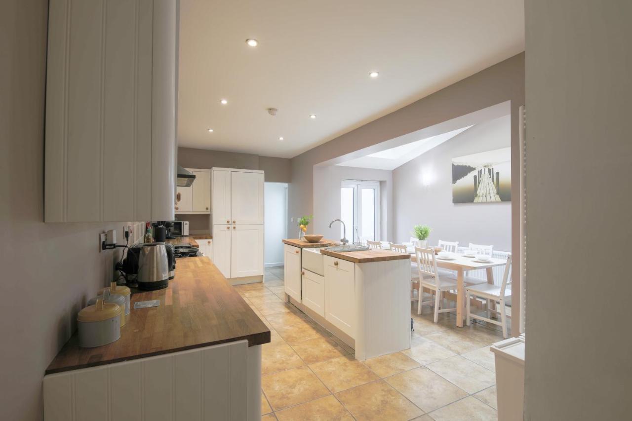 Spacious 4 Bedroom House- Walking Distance To City Centre & Great Backyard Cardiff Eksteriør billede