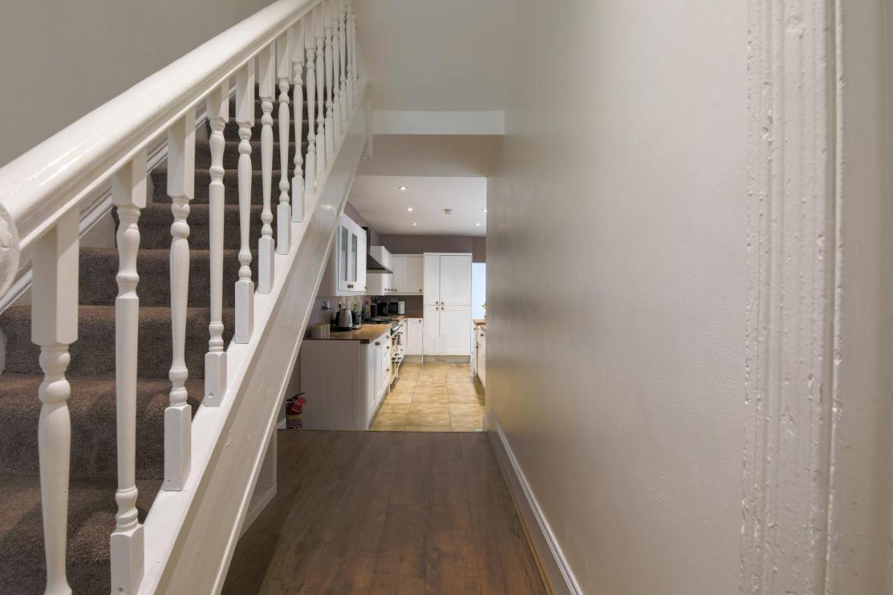 Spacious 4 Bedroom House- Walking Distance To City Centre & Great Backyard Cardiff Eksteriør billede