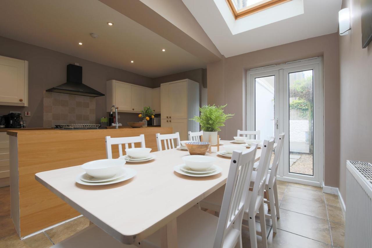 Spacious 4 Bedroom House- Walking Distance To City Centre & Great Backyard Cardiff Eksteriør billede