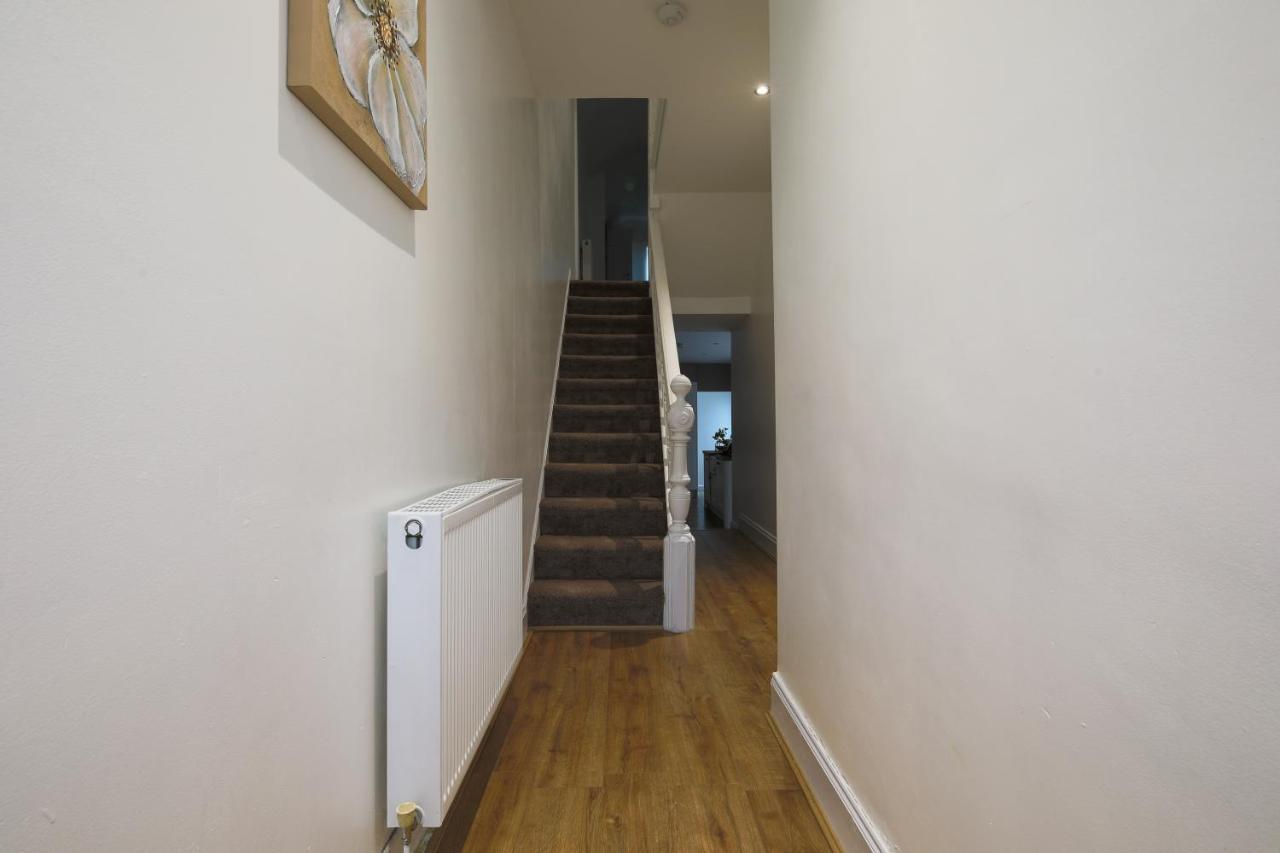 Spacious 4 Bedroom House- Walking Distance To City Centre & Great Backyard Cardiff Eksteriør billede