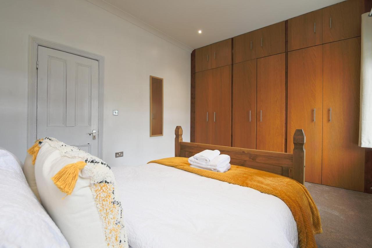 Spacious 4 Bedroom House- Walking Distance To City Centre & Great Backyard Cardiff Eksteriør billede