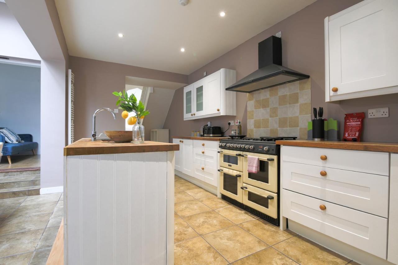 Spacious 4 Bedroom House- Walking Distance To City Centre & Great Backyard Cardiff Eksteriør billede