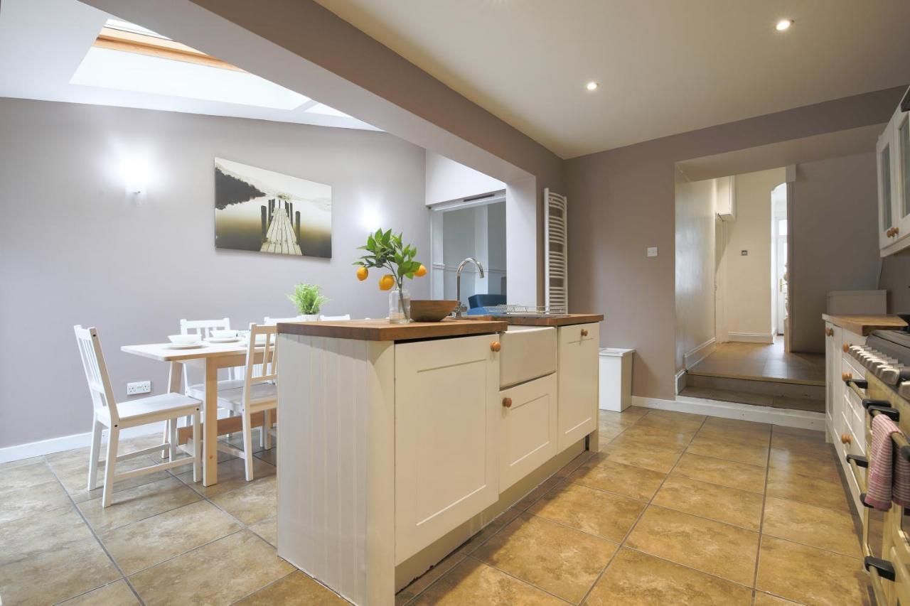 Spacious 4 Bedroom House- Walking Distance To City Centre & Great Backyard Cardiff Eksteriør billede