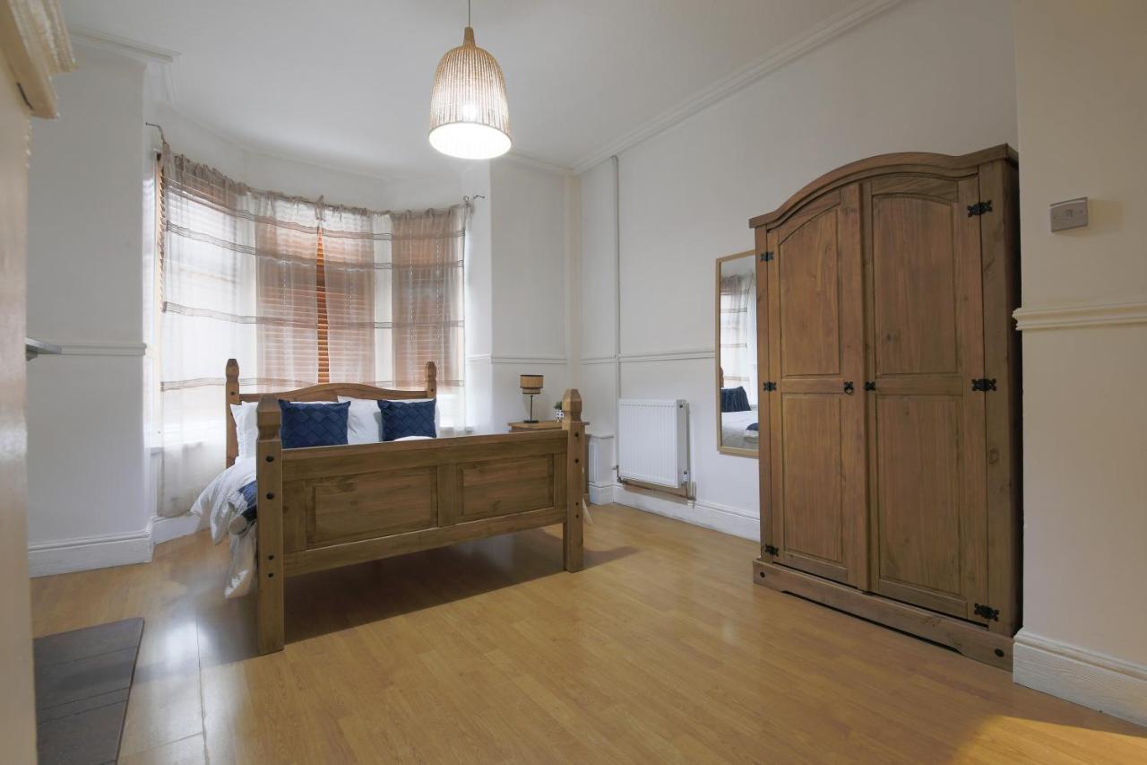Spacious 4 Bedroom House- Walking Distance To City Centre & Great Backyard Cardiff Eksteriør billede