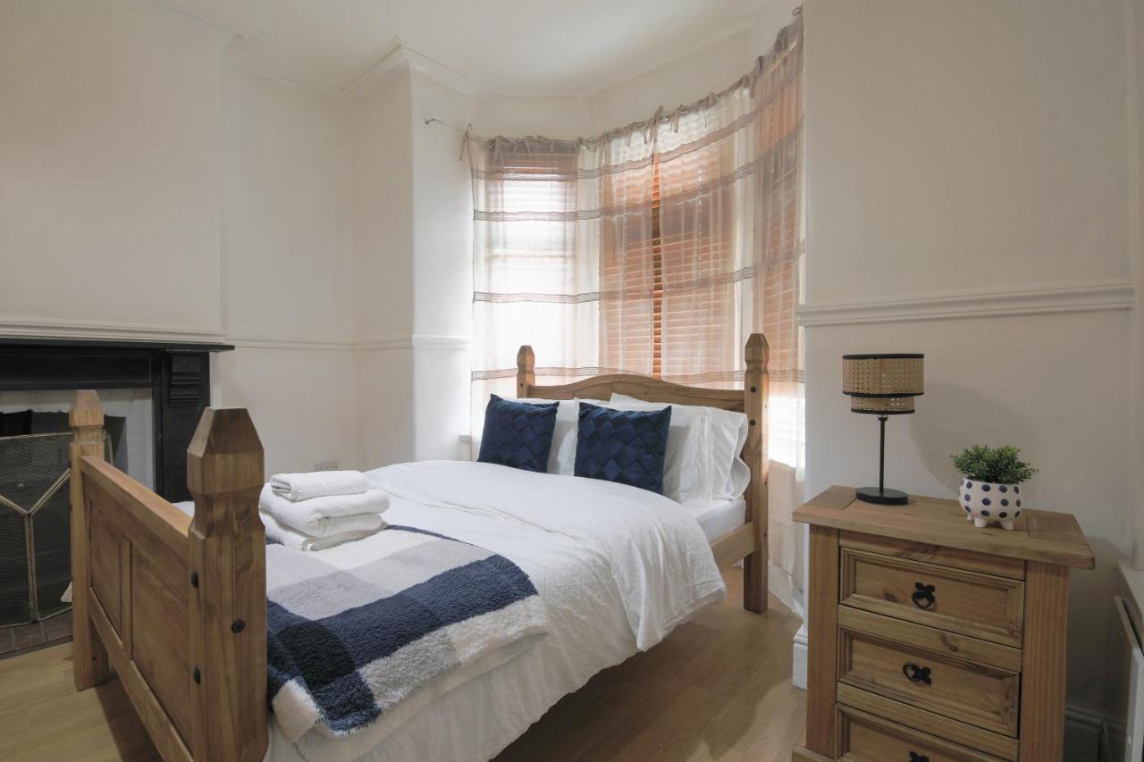 Spacious 4 Bedroom House- Walking Distance To City Centre & Great Backyard Cardiff Eksteriør billede