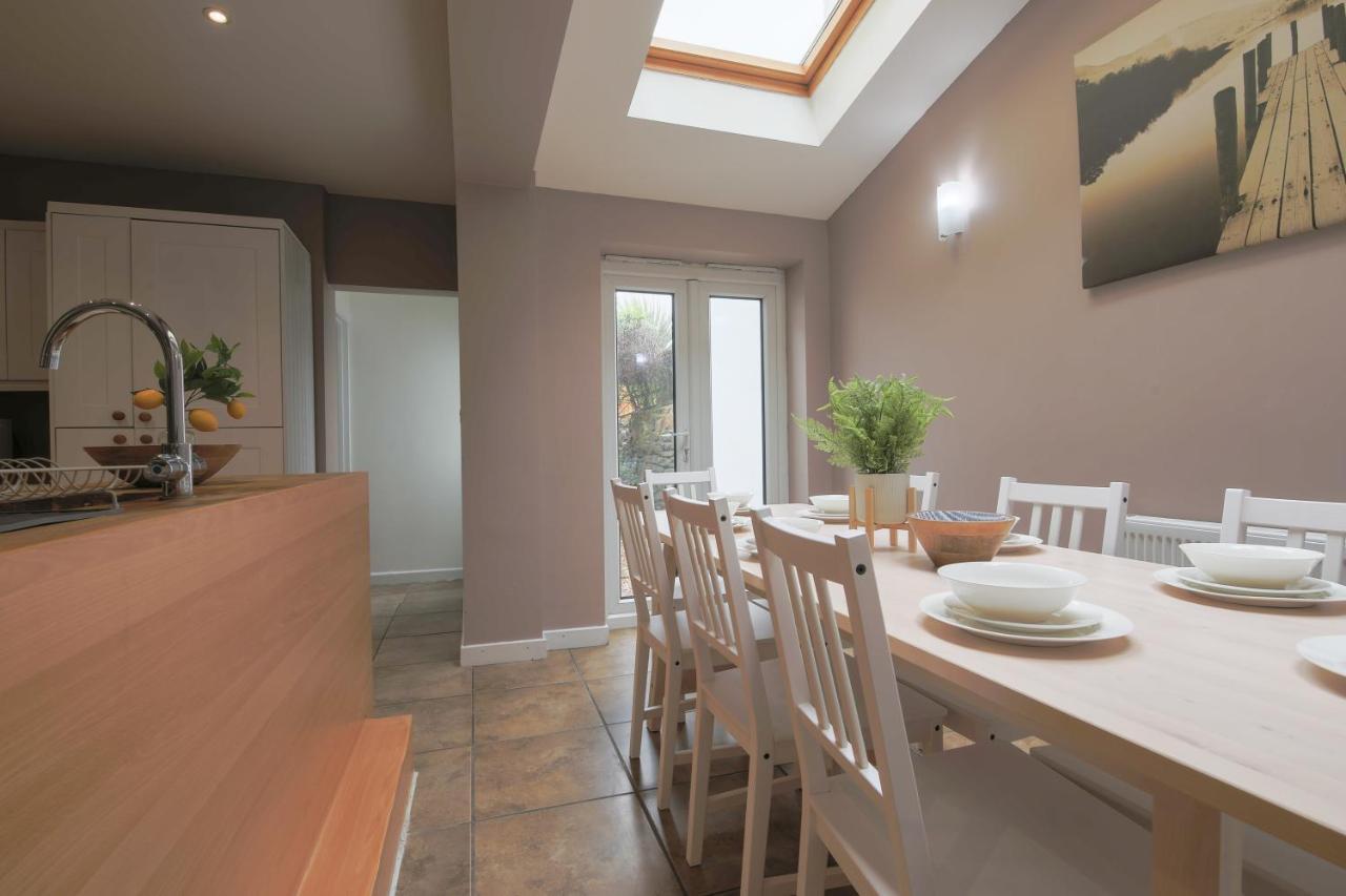 Spacious 4 Bedroom House- Walking Distance To City Centre & Great Backyard Cardiff Eksteriør billede