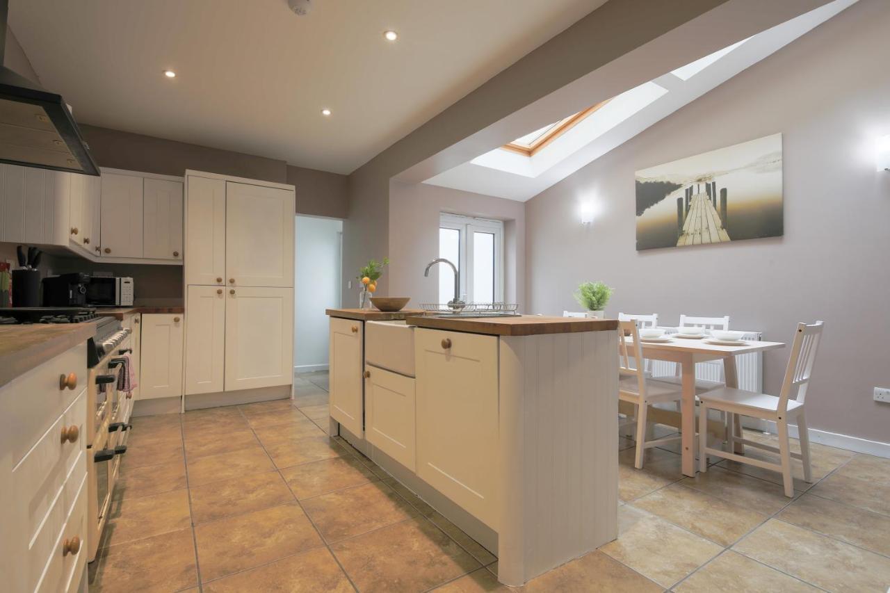 Spacious 4 Bedroom House- Walking Distance To City Centre & Great Backyard Cardiff Eksteriør billede
